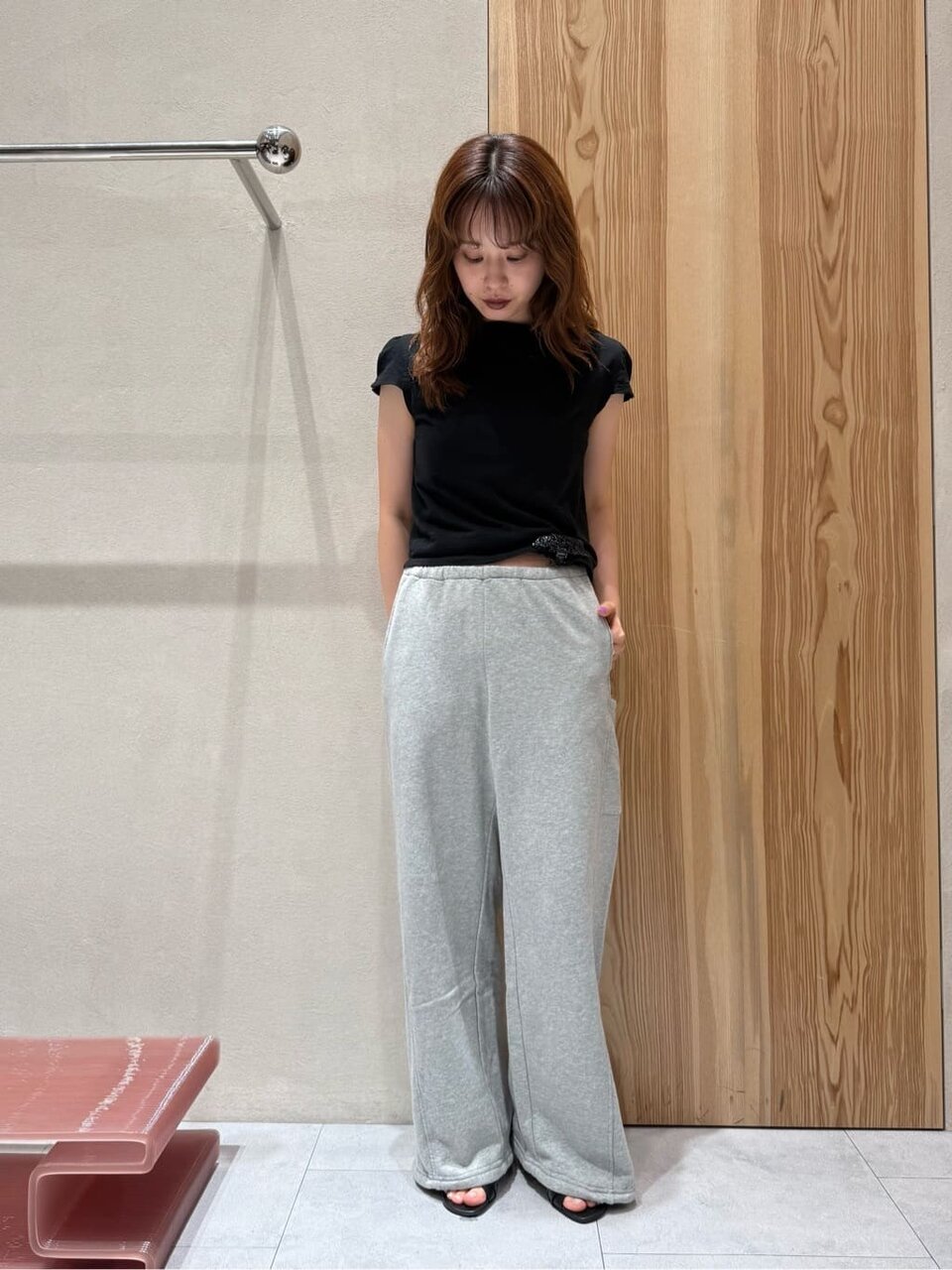 黒のTシャツ×グレーのスウェットパンツのコーデ