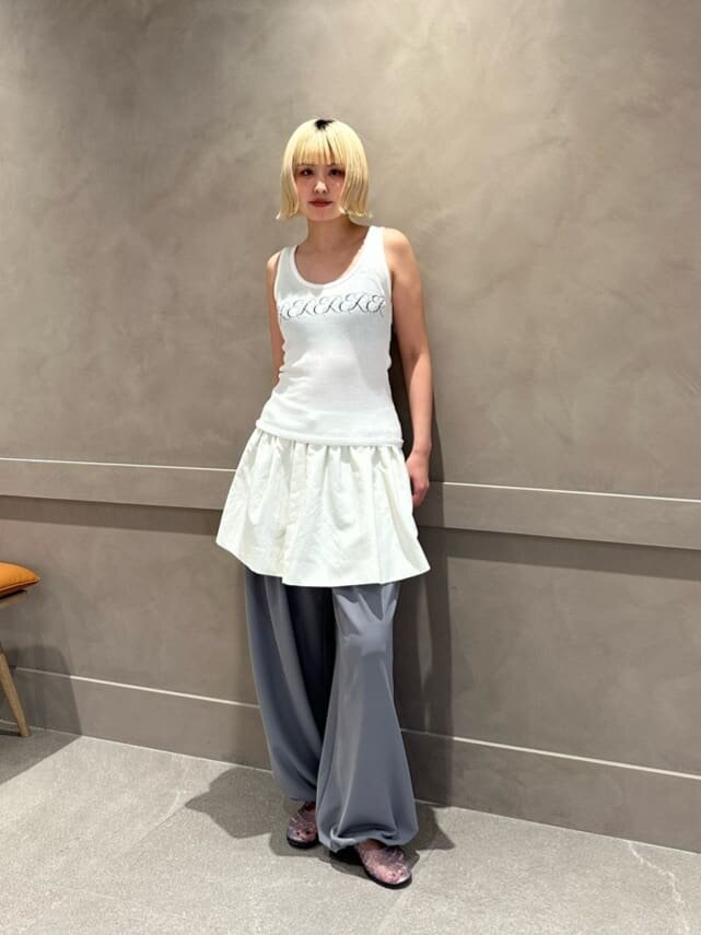 グレーのスウェットパンツ×白のミニスカートのコーデ
