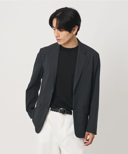 ジャケットを羽織った男性