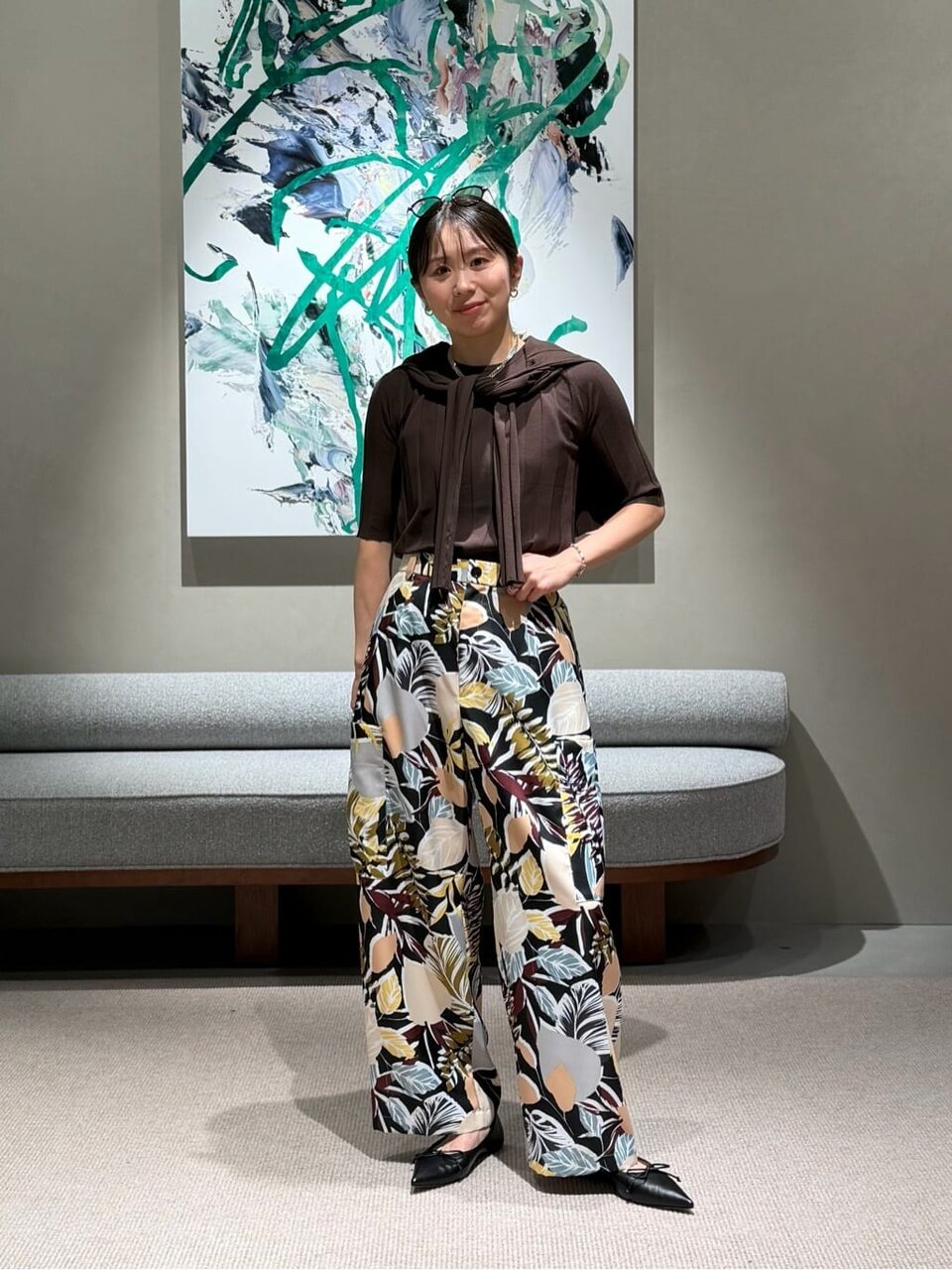 ボタニカル柄パンツをはいた女性