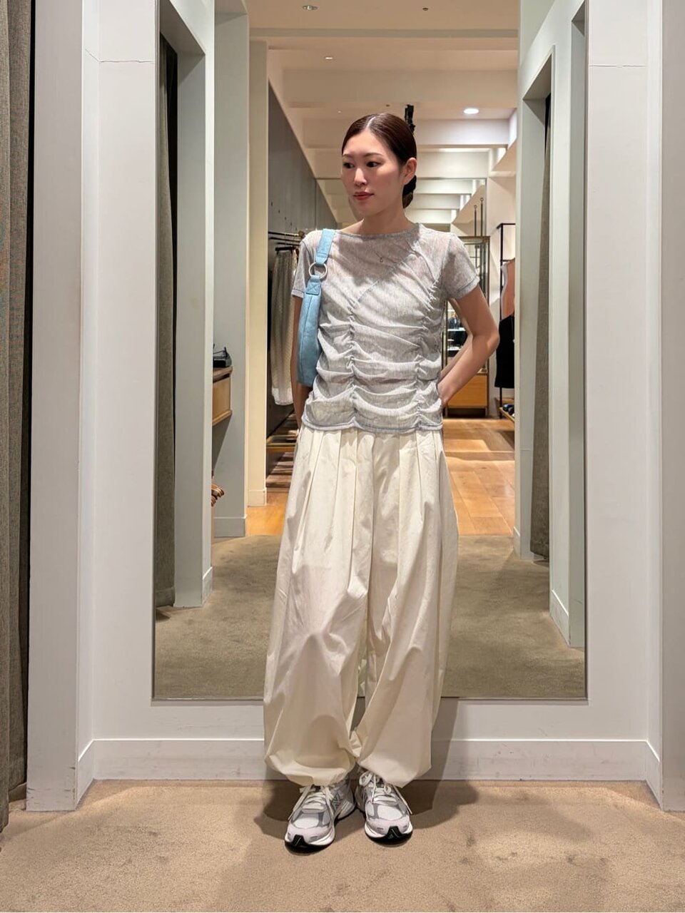 シャーリングTシャツを着た女性