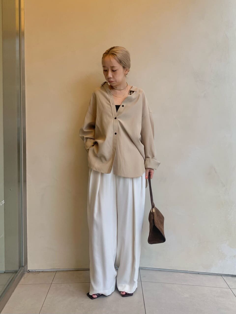 シャツを着た女性