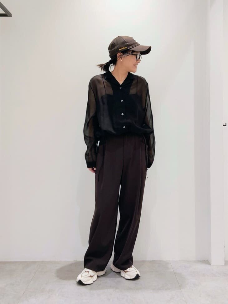 シャツを着た女性