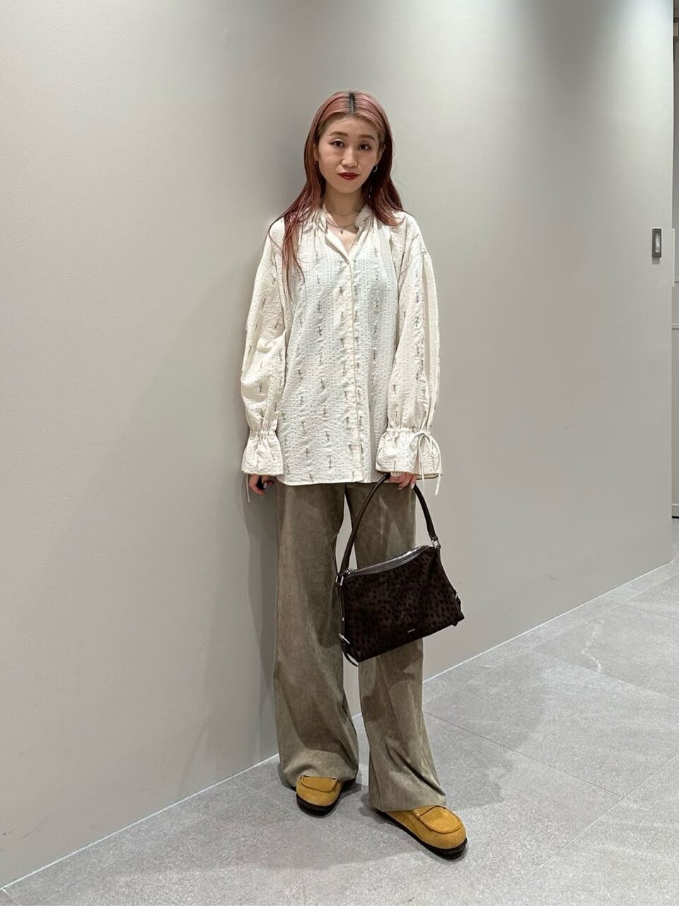 シャツを着た女性