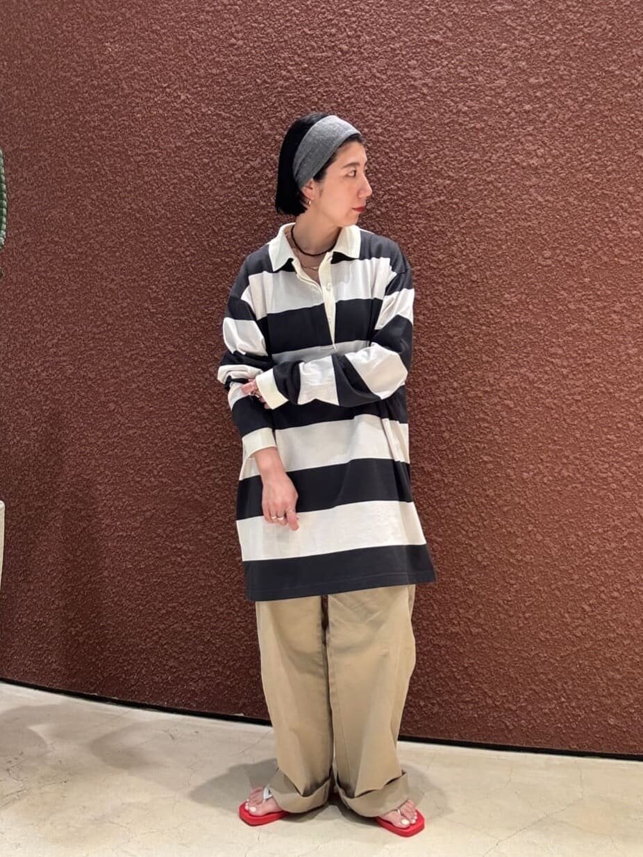 ボーダー柄トップスを着た女性