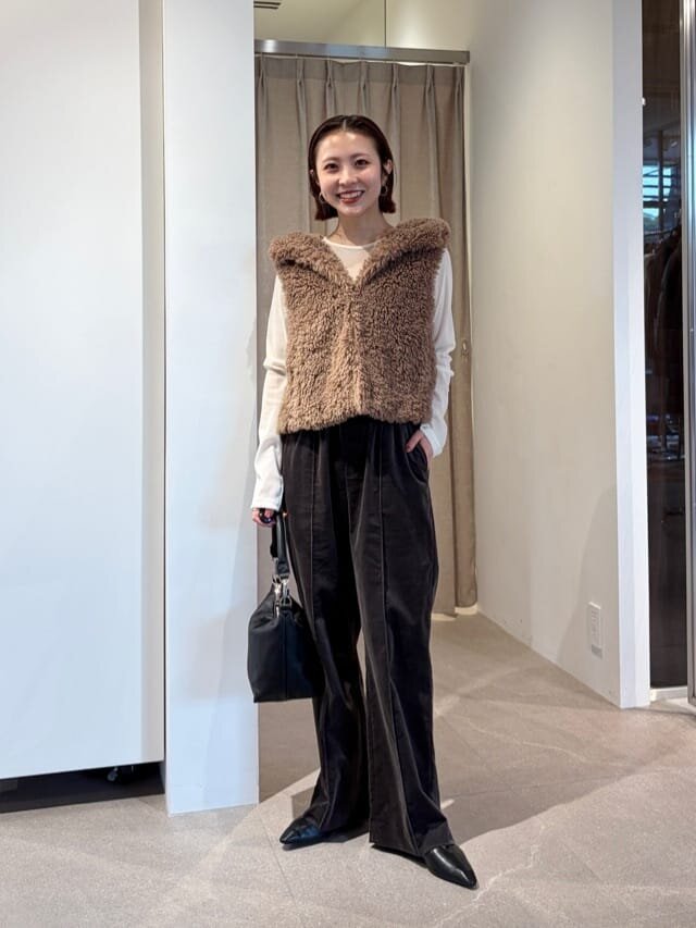 フェイクファーベストを着た女性