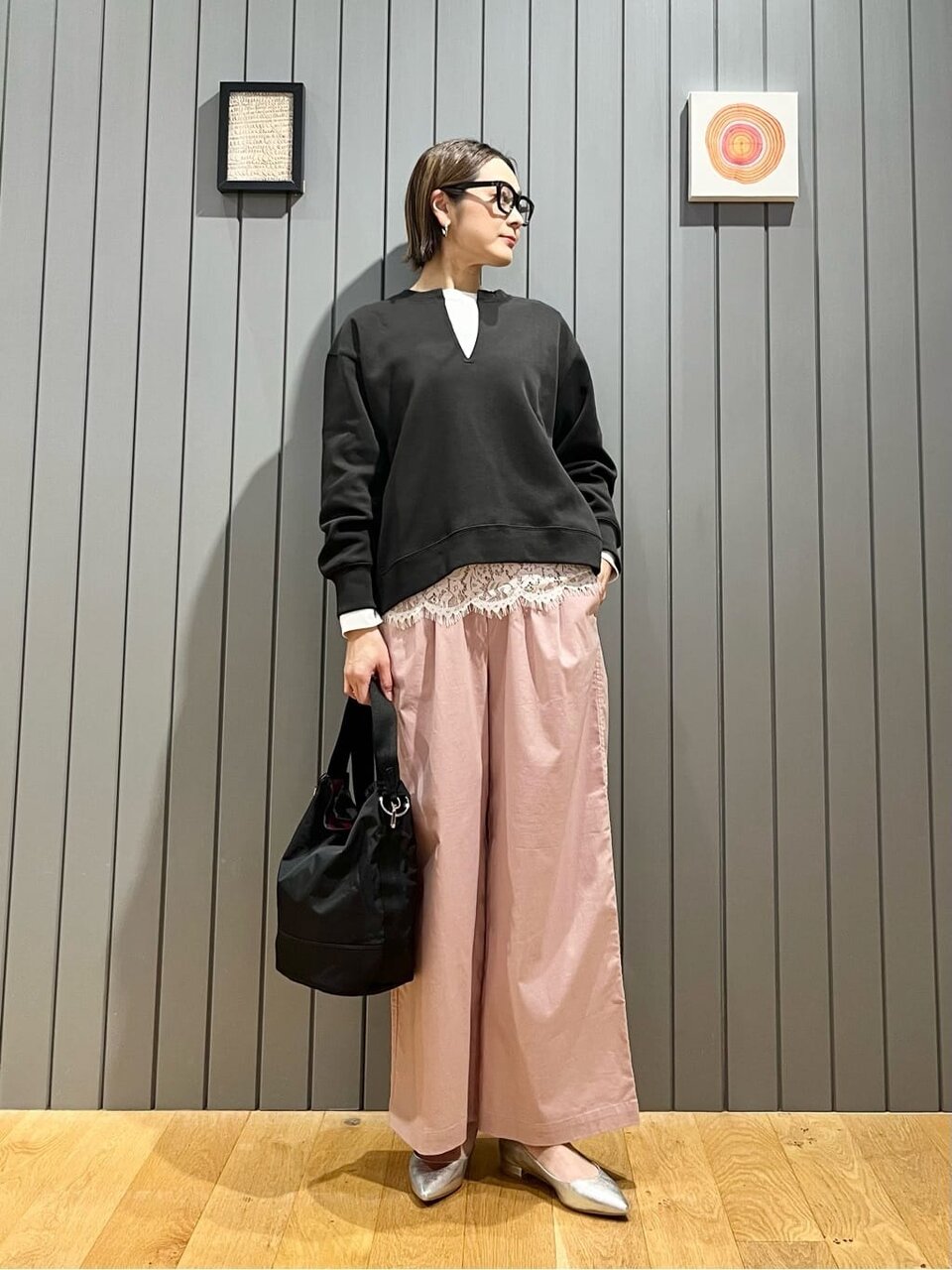 ワイドパンツをはいた女性