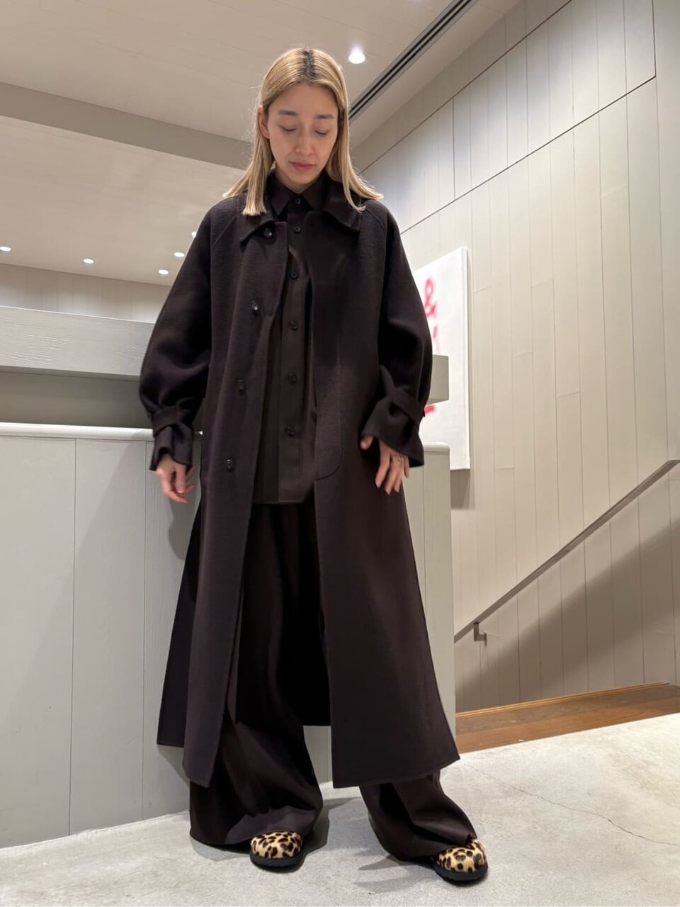 ロングコートを着た女性