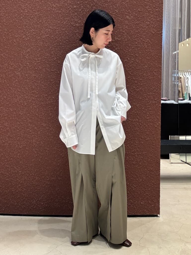 リボンシャツを着た女性
