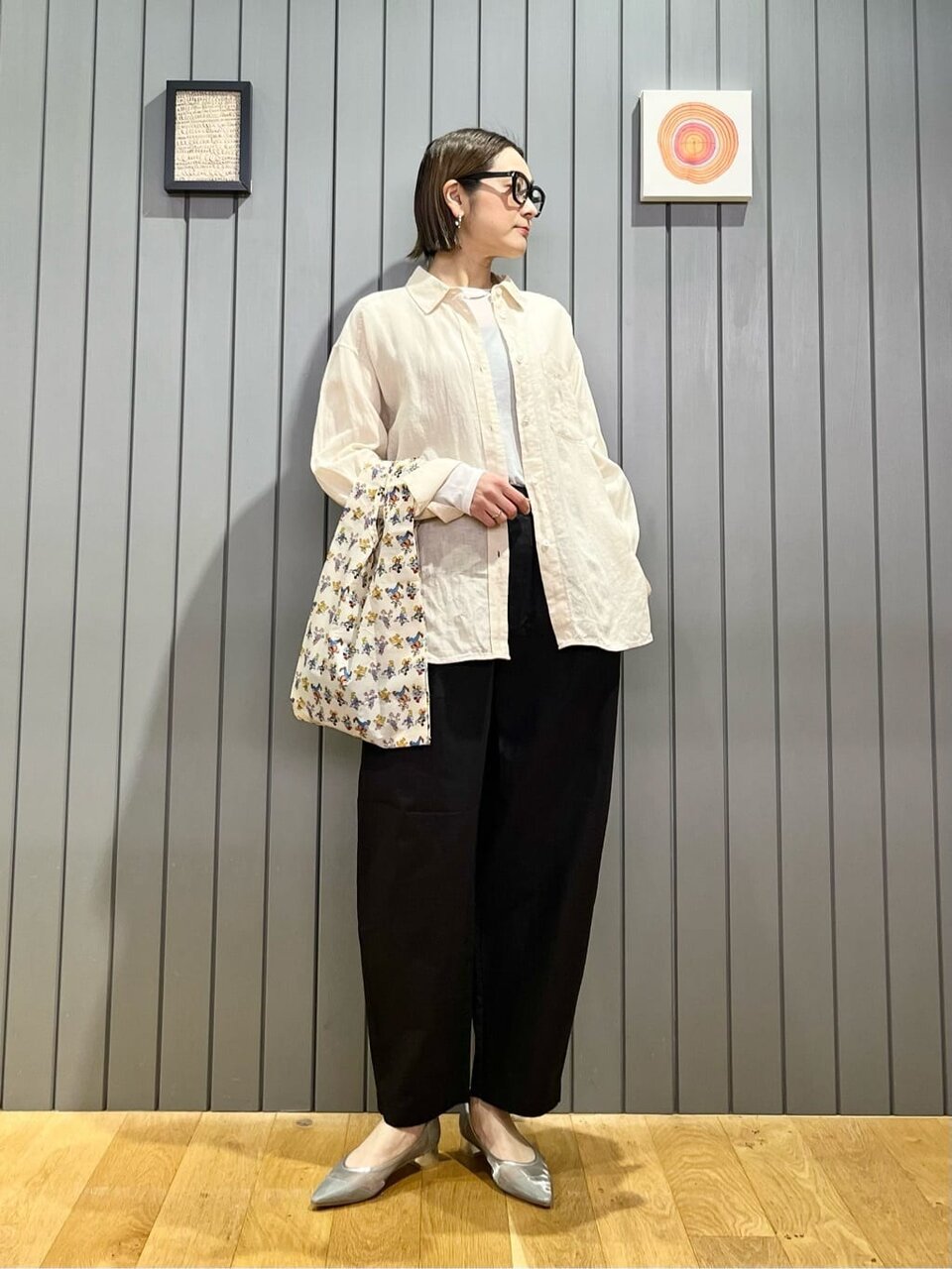 リネンシャツを着た女性