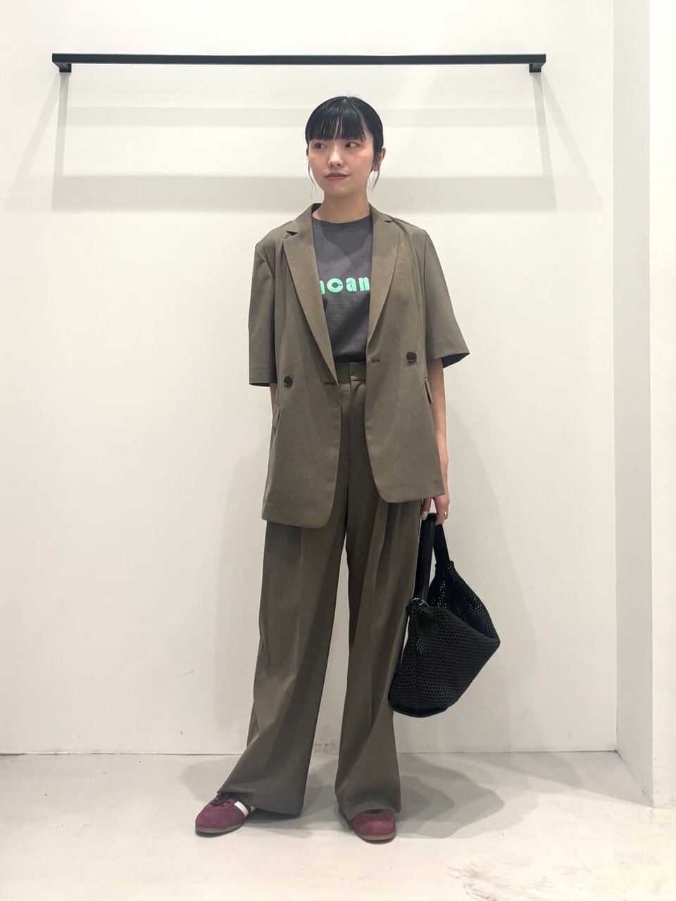 セットアップを着た女性