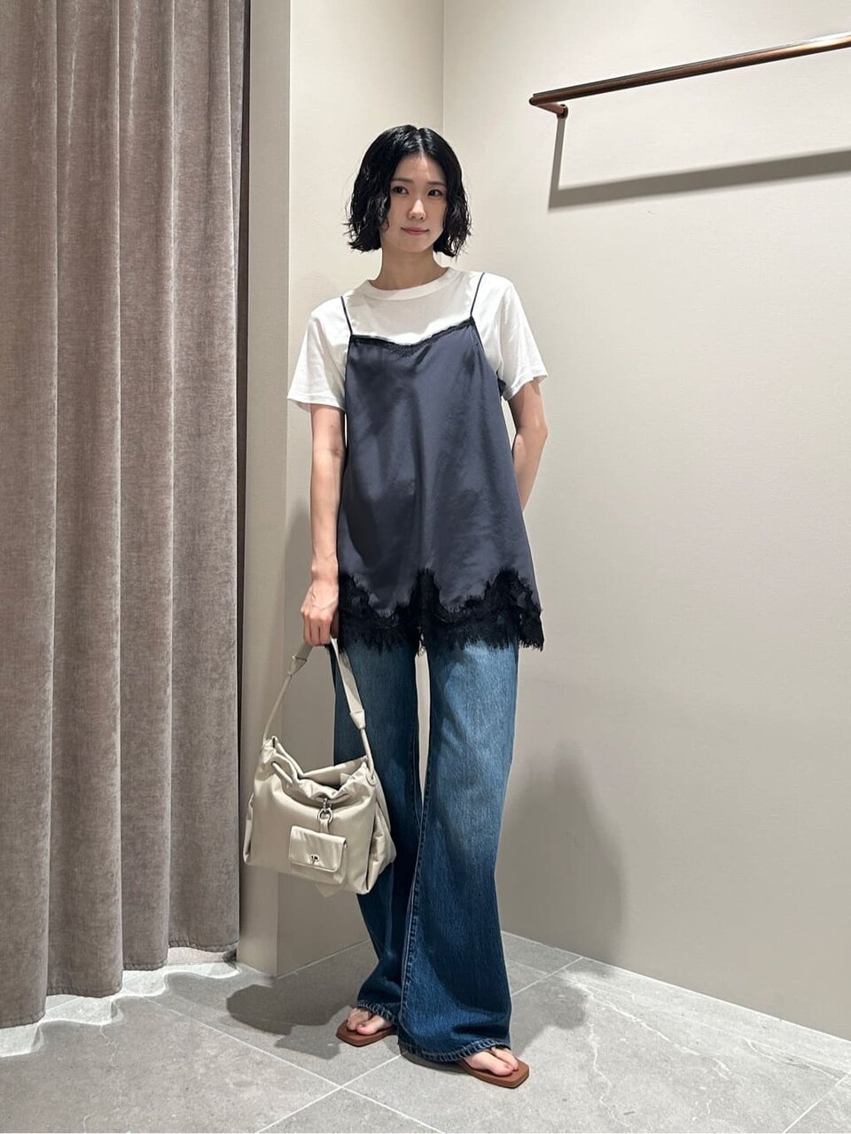 キャミソールを着た女性