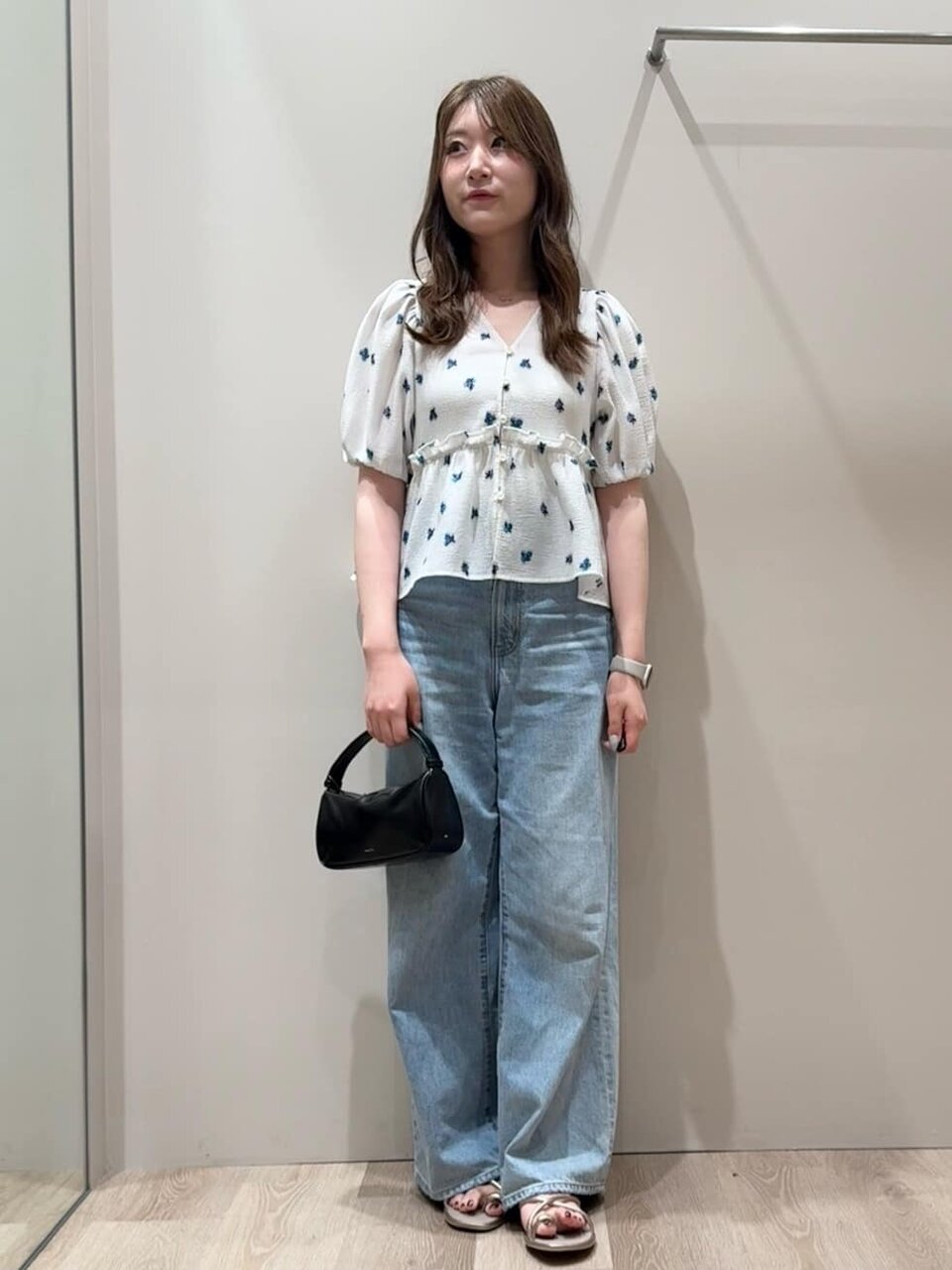 ペプラムブラウスを着た女性