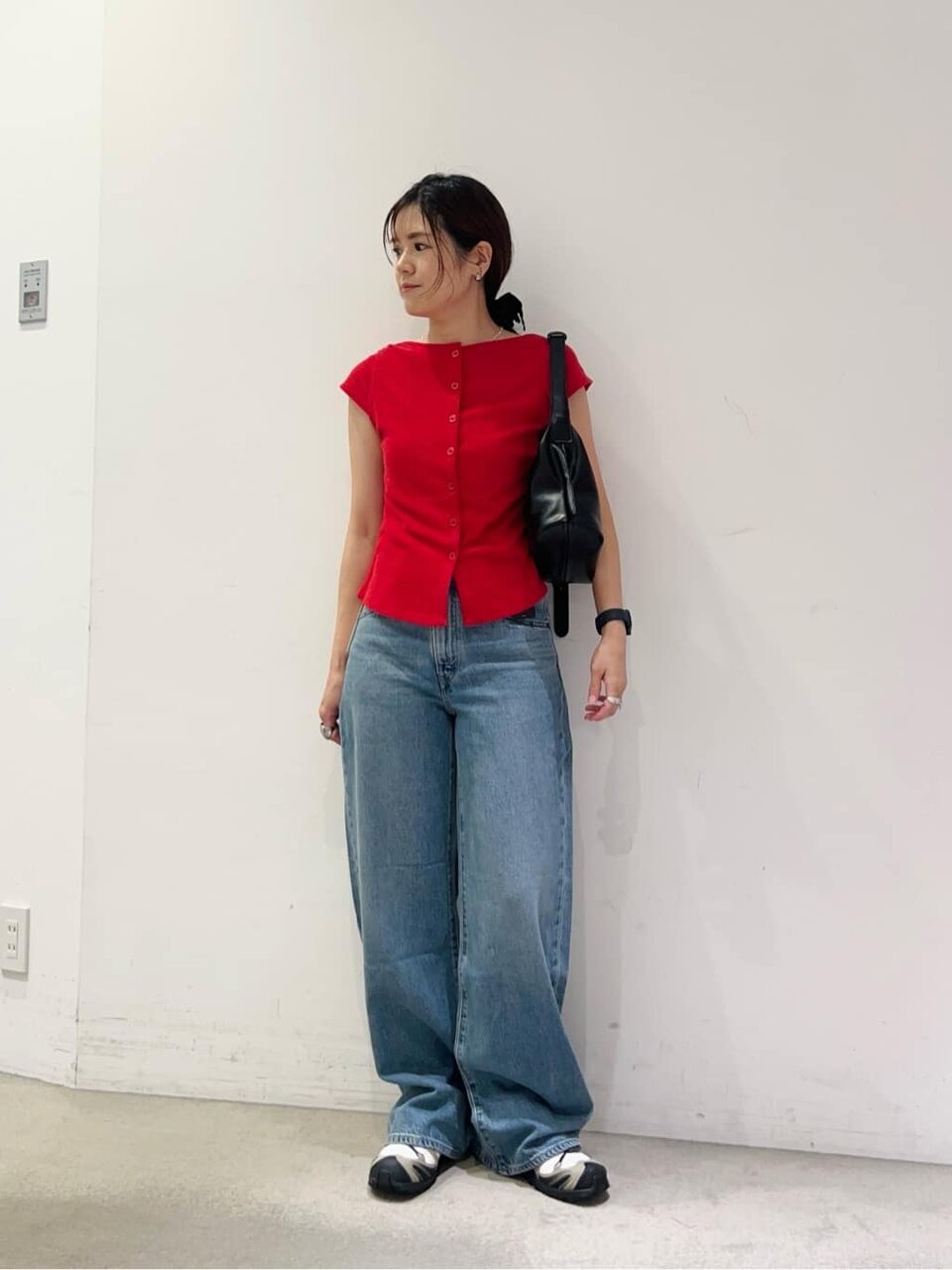 キャップスリーブのトップスを着た女性