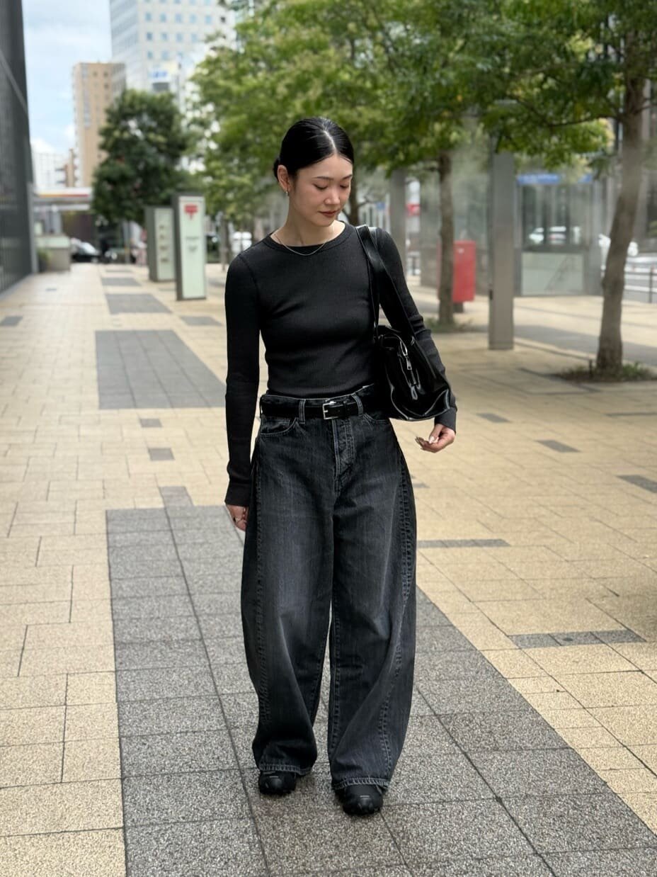 バレルパンツを履いた女性