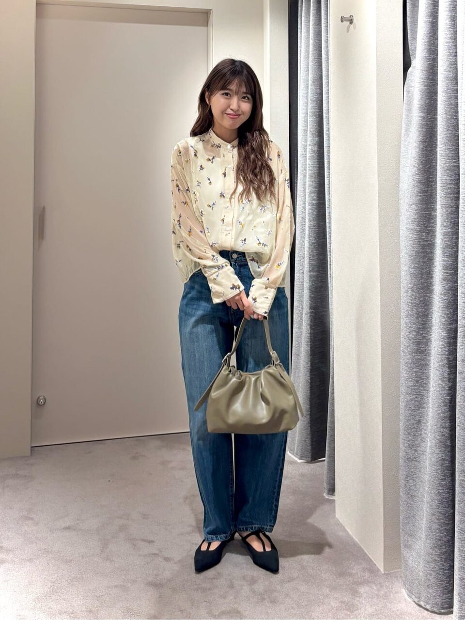 シアーシャツを着た女性