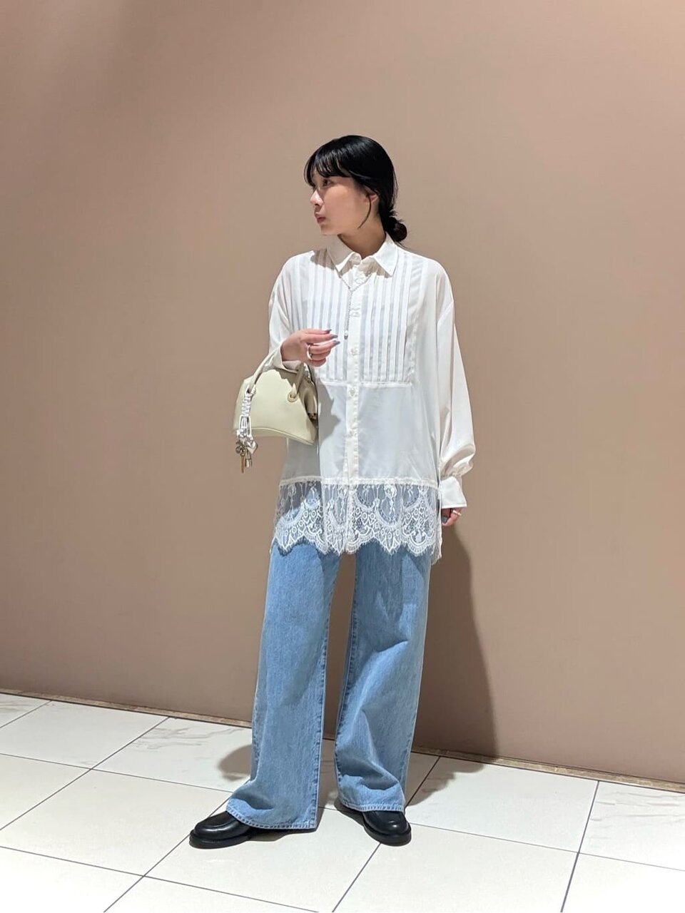 レースシャツを着た女性