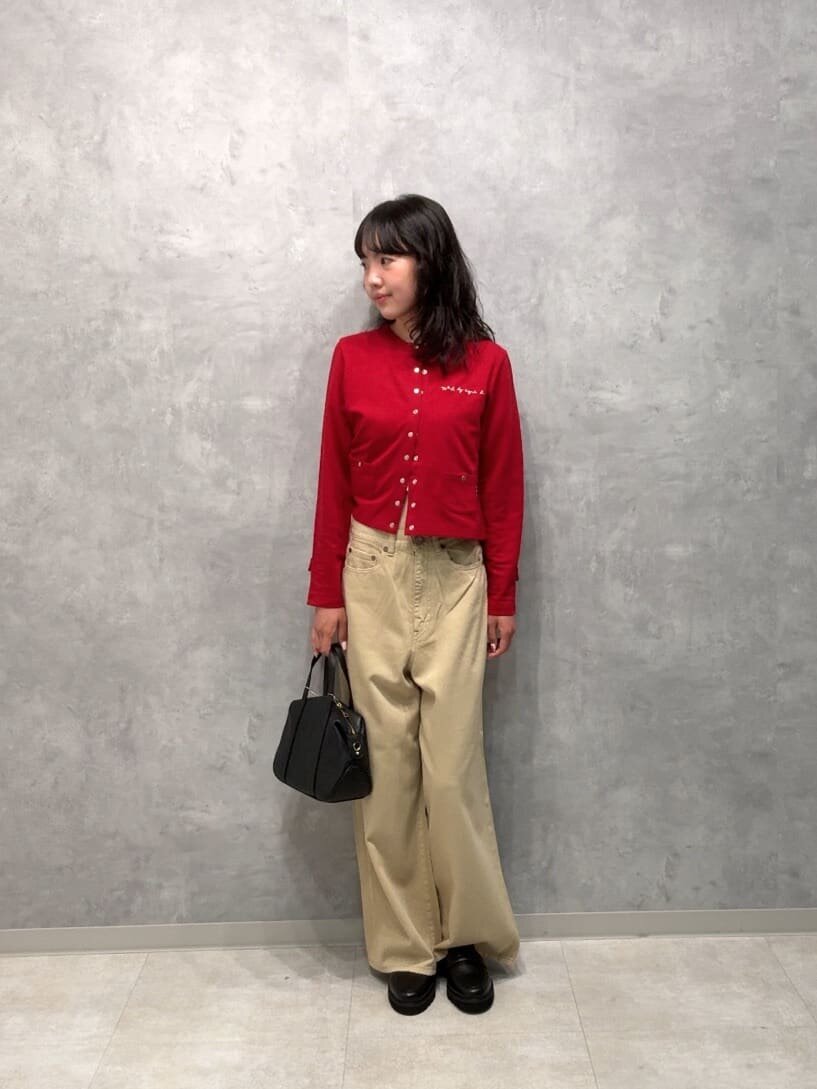 カーディガンを着た女性