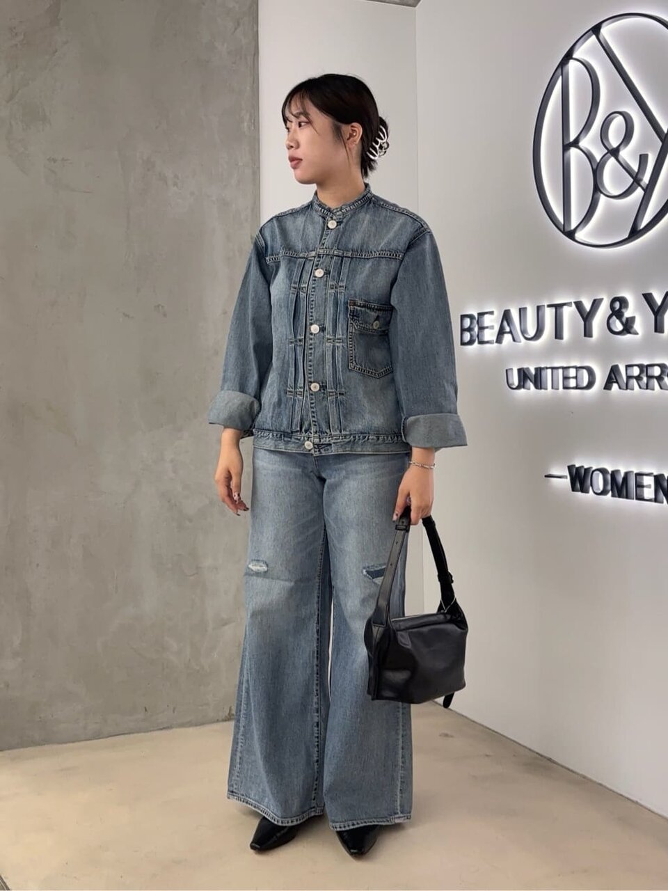 デニムパンツをはいた女性