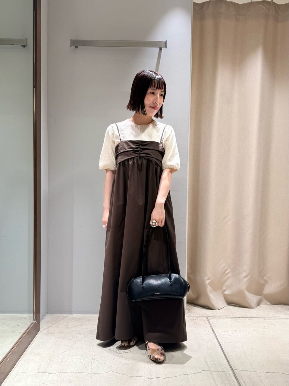 キャミソールワンピースを着た女性