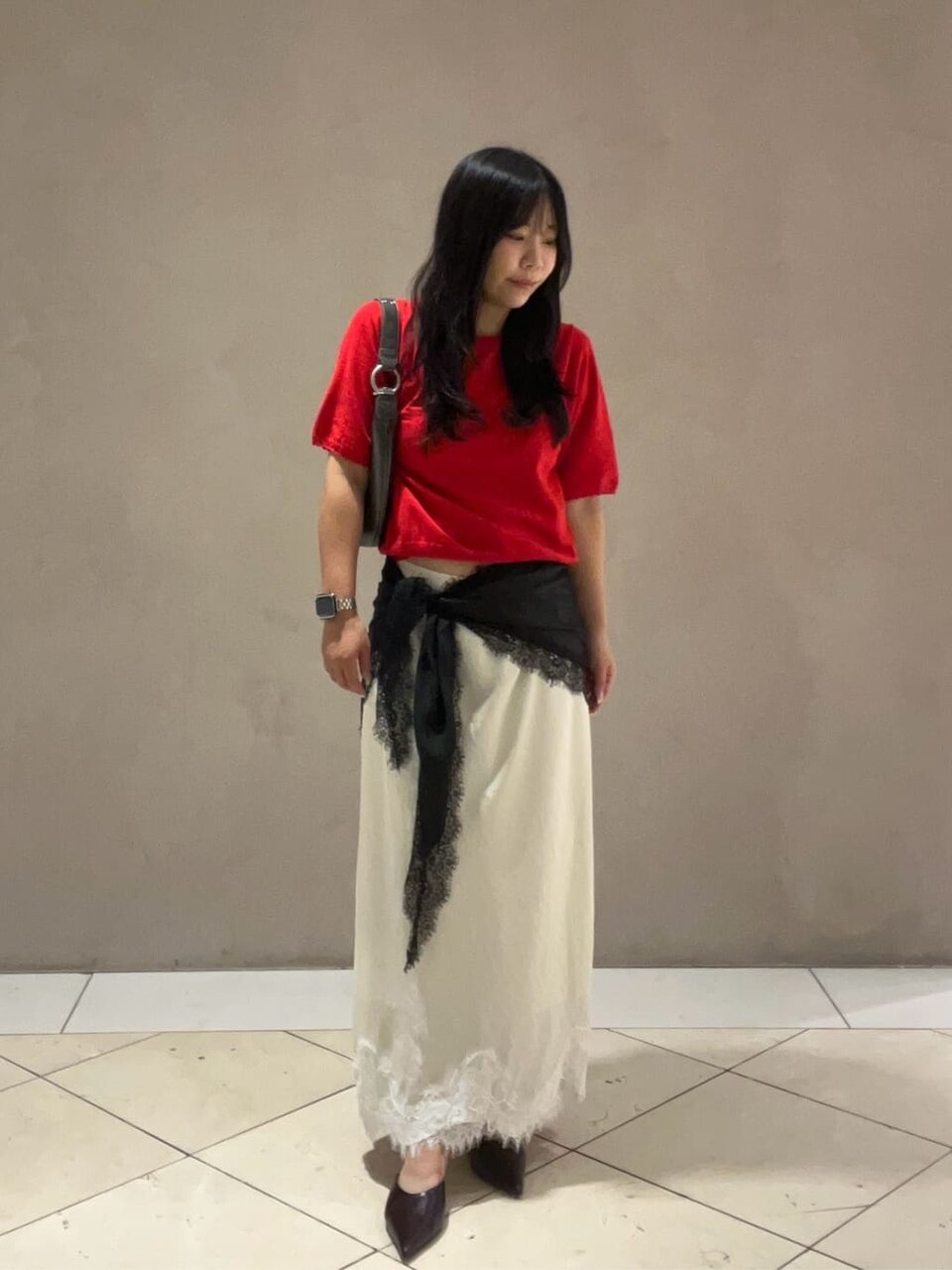 ロングスカートをはいた女性