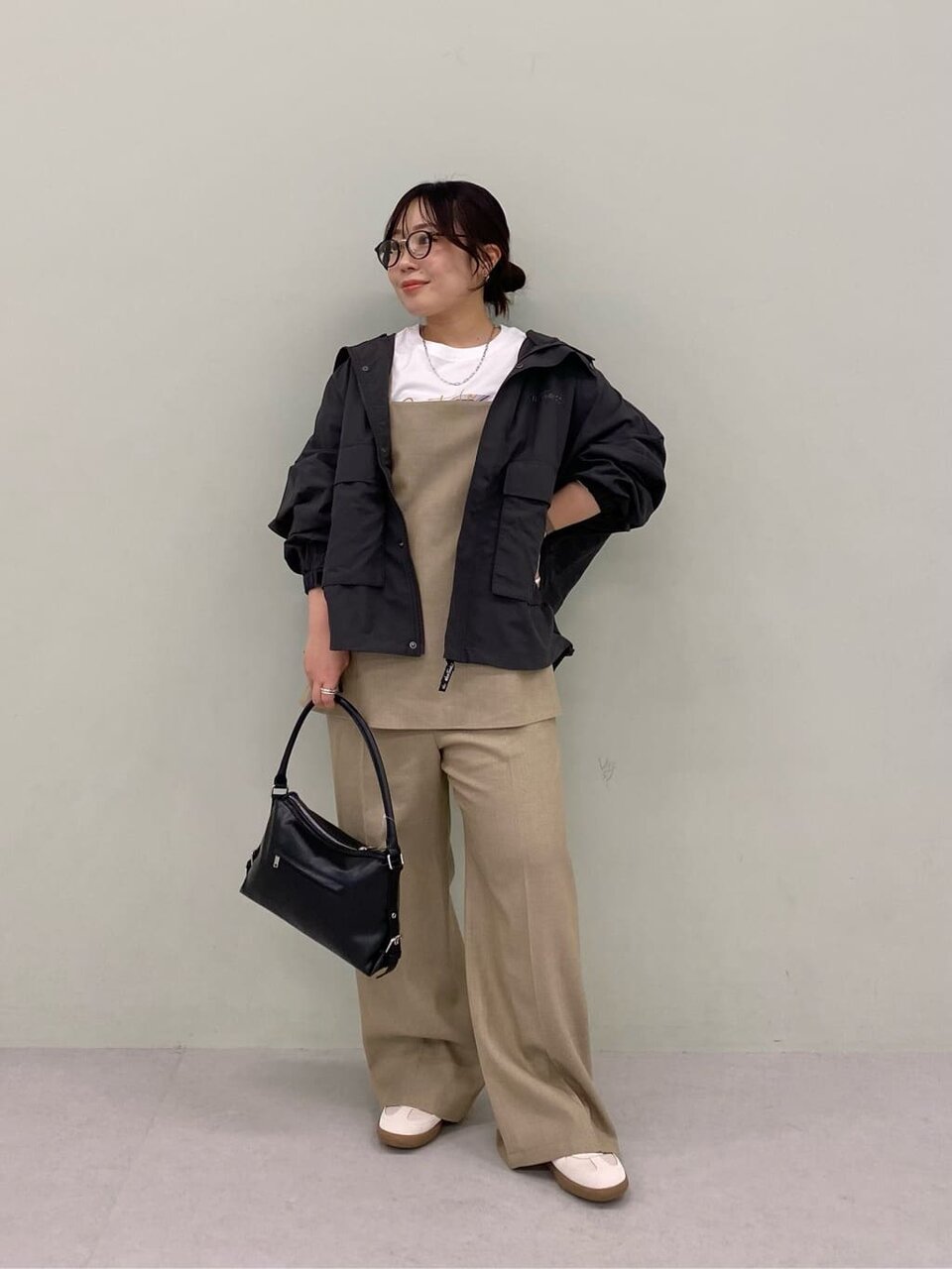 ブルゾンを着た女性