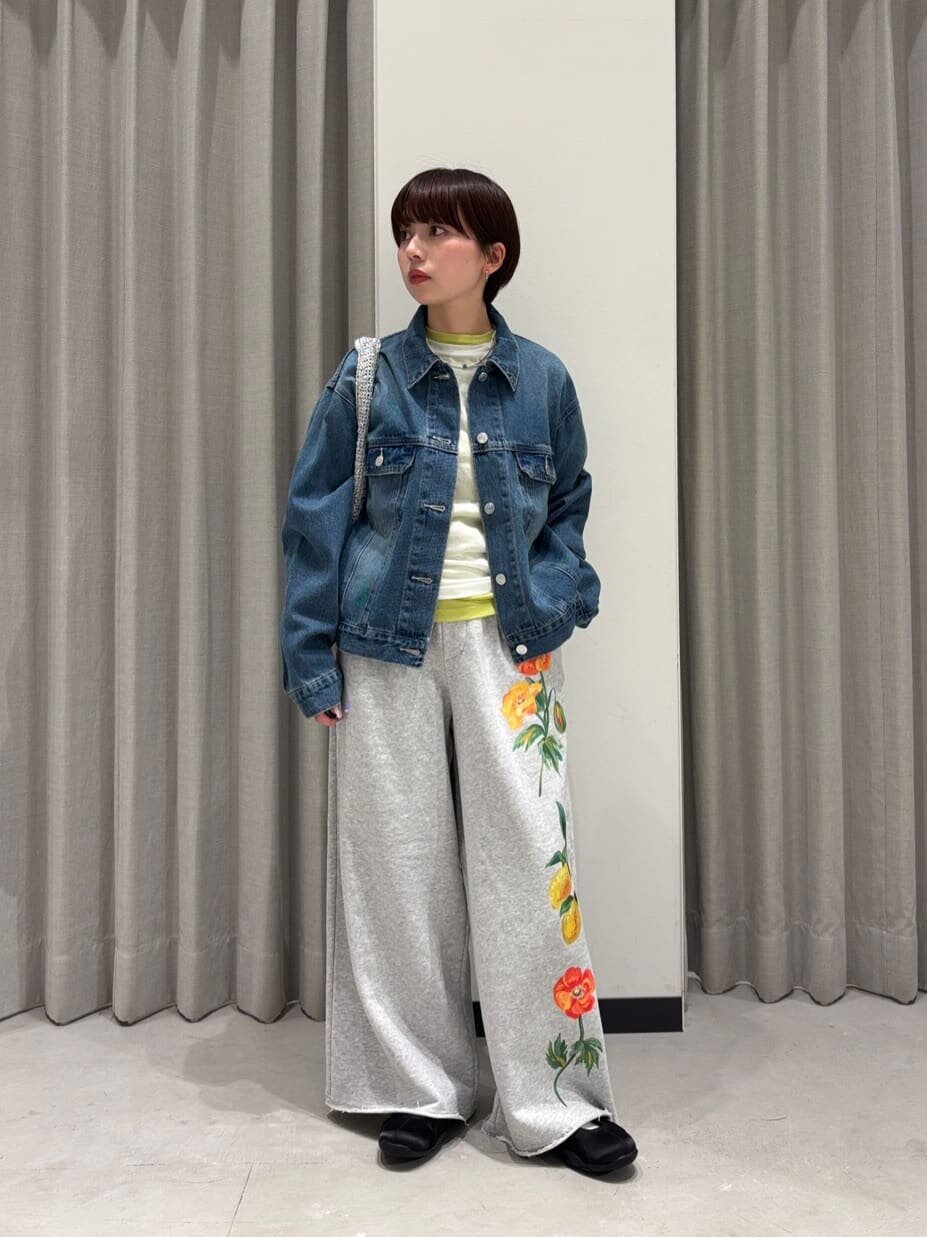 デニムジャケットを着た女性