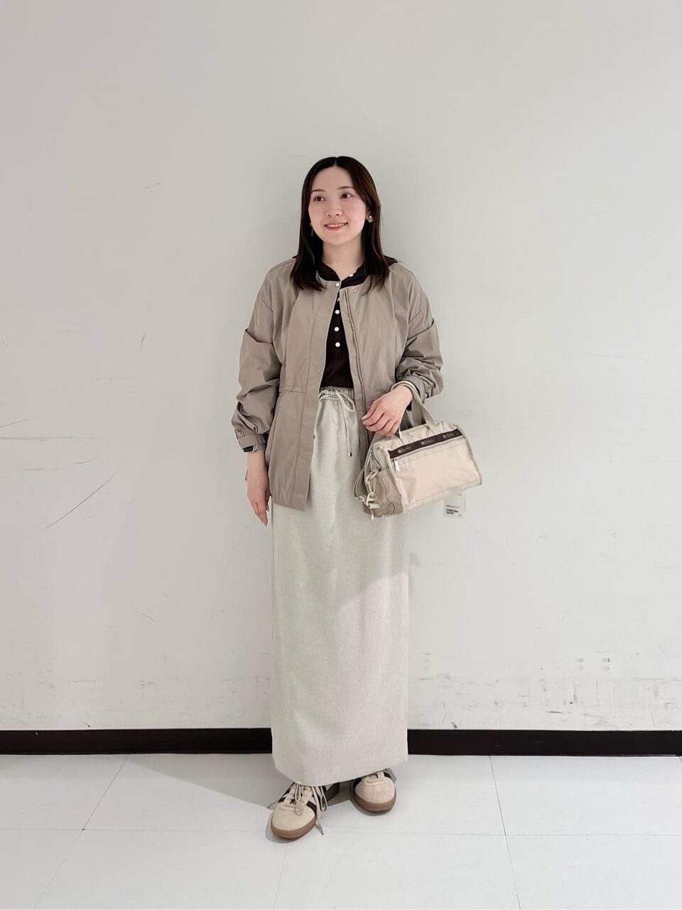 ブルゾンを着た女性