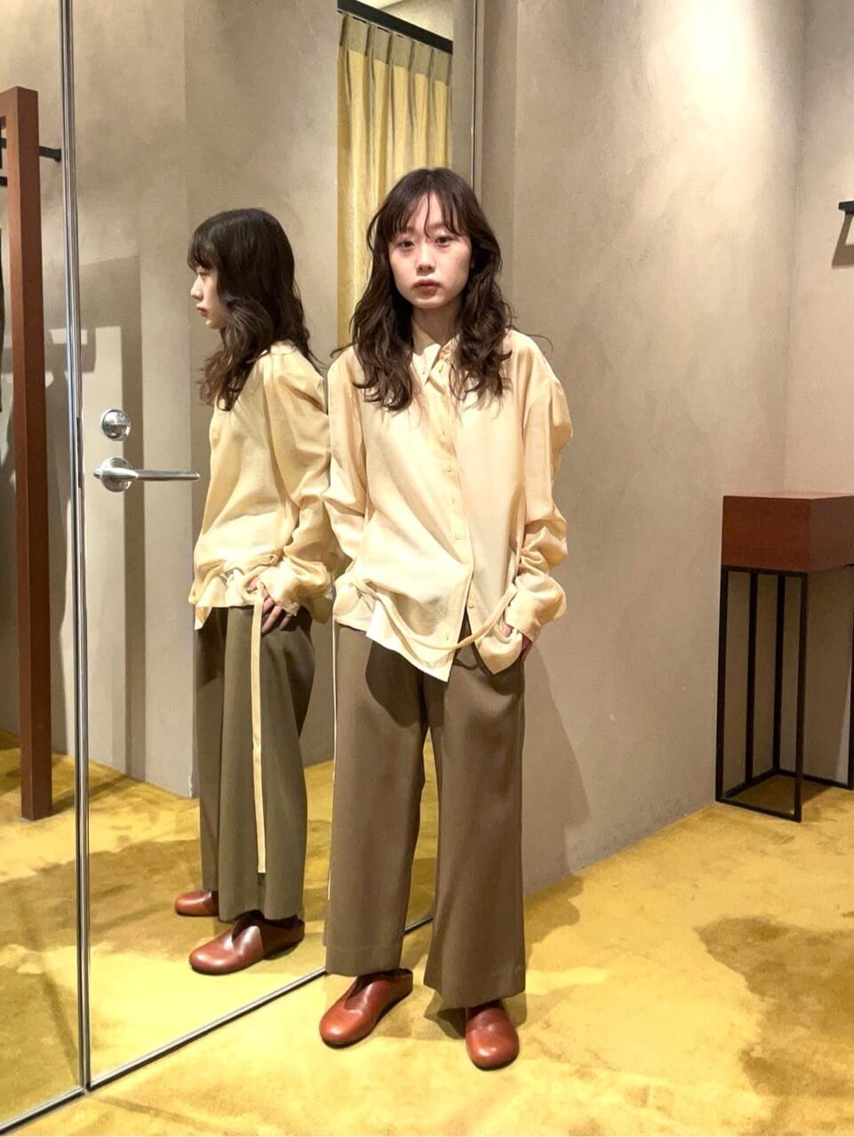 シャツを着た女性
