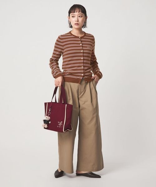 フレンチカジュアルファッションの女性