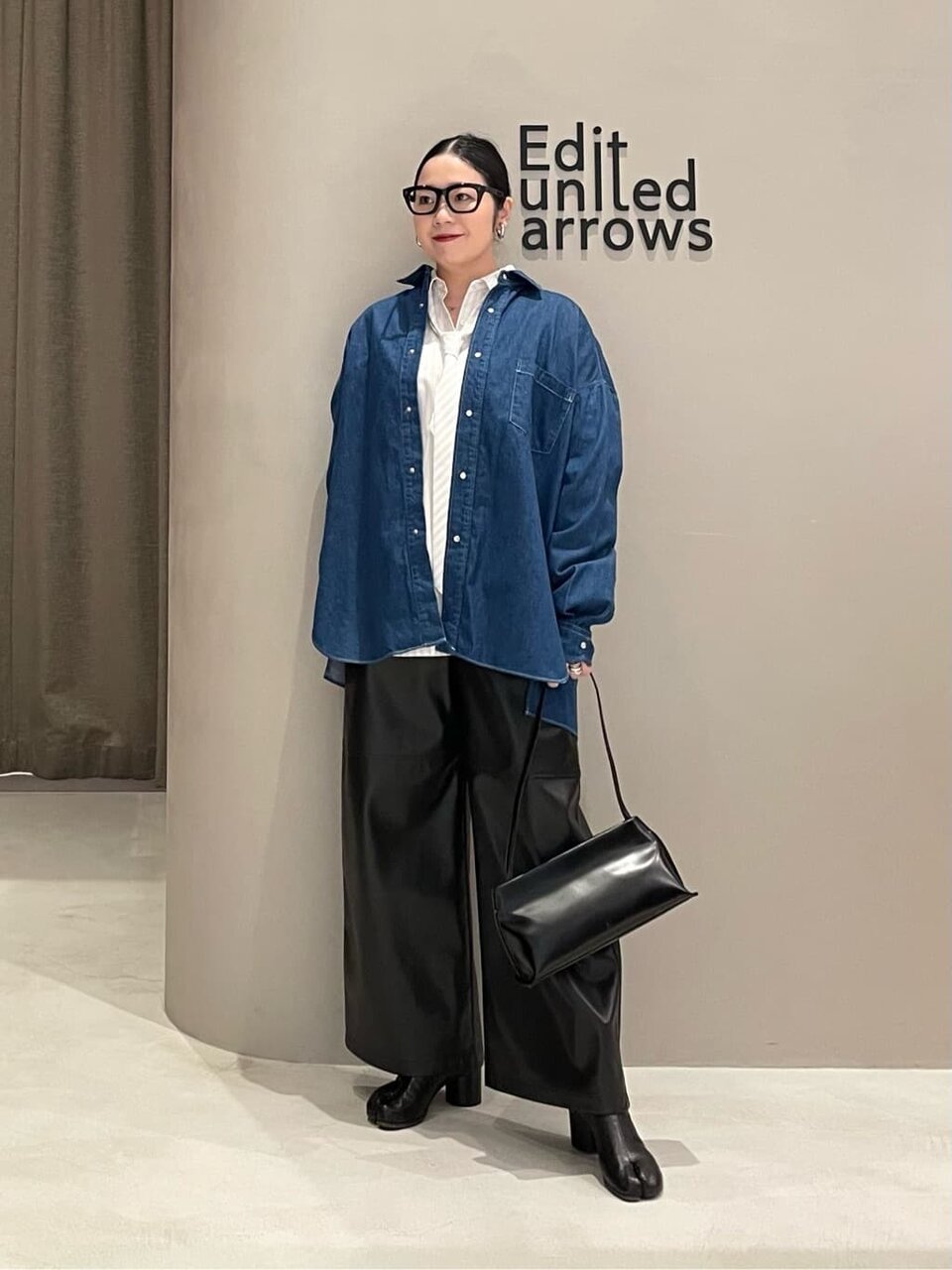 デニムシャツとレザーライクパンツの50代秋コーデ
