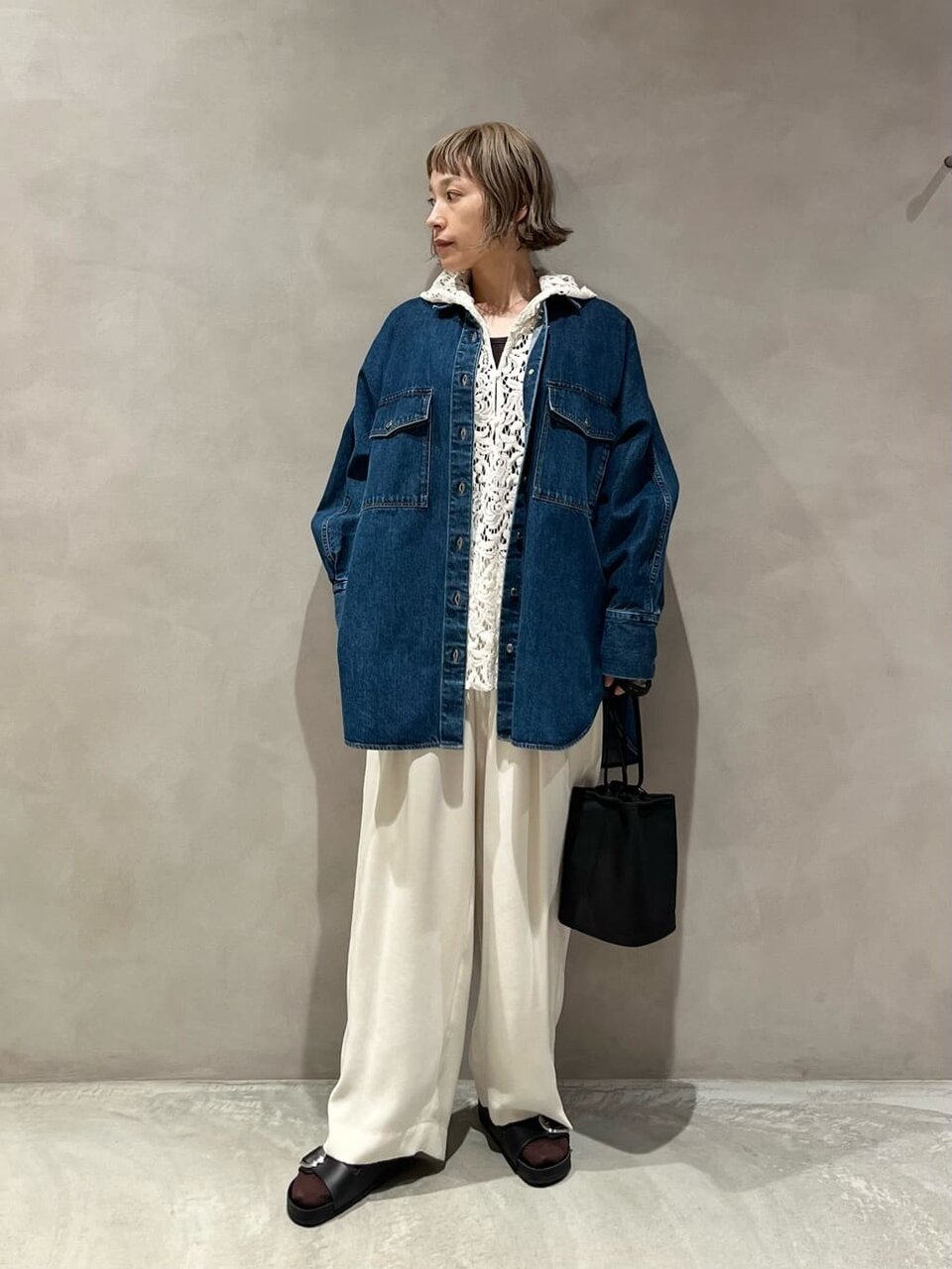 デニムシャツとワイドパンツの50代秋コーデ