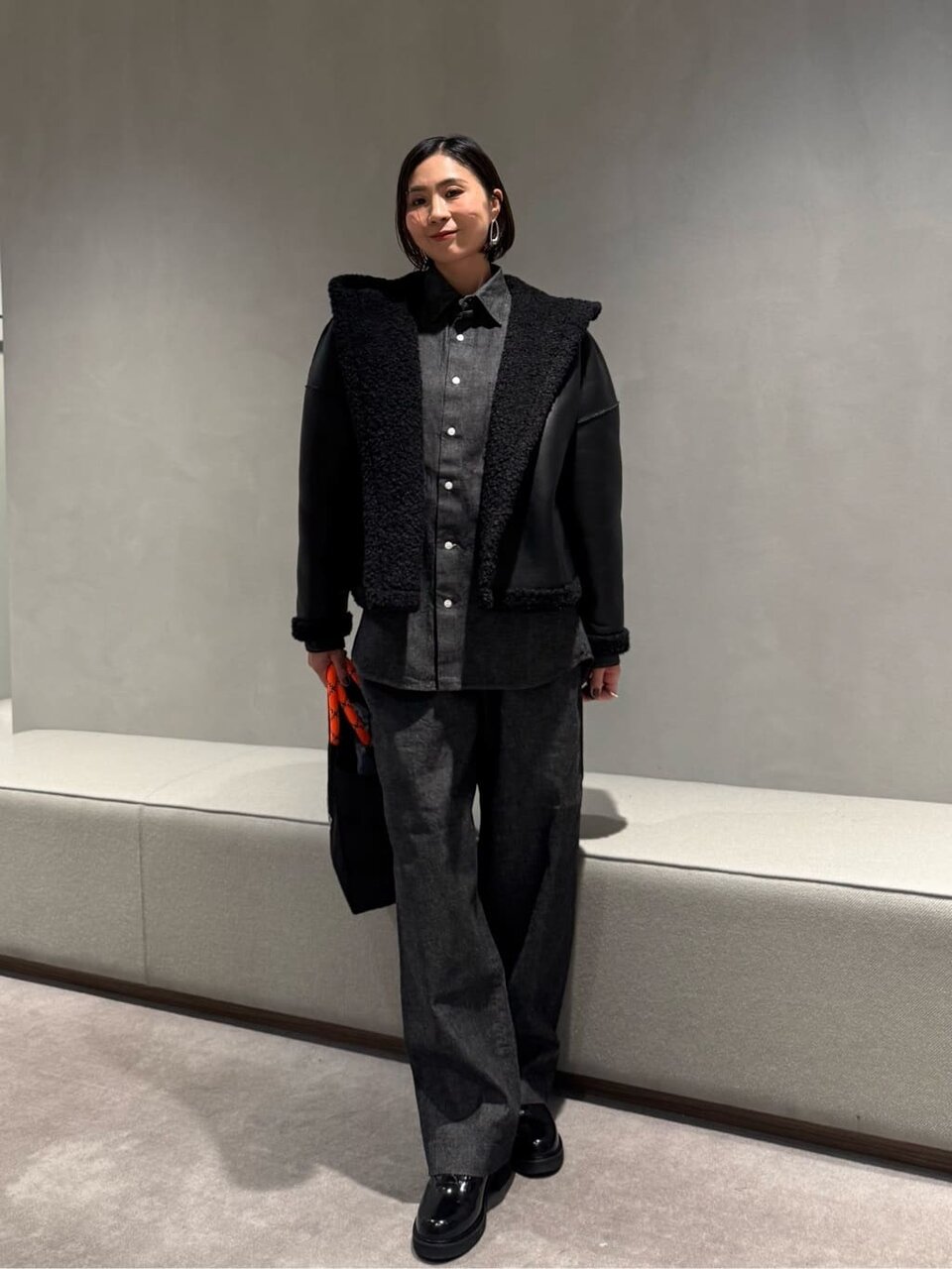 デニムシャツとデニムパンツの50代冬コーデ