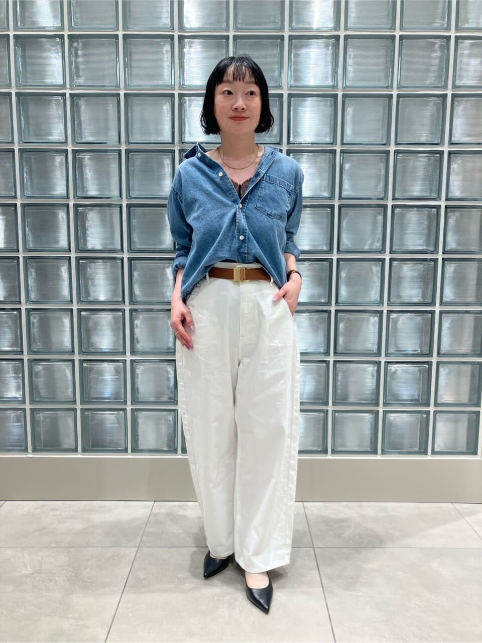 デニムシャツとデニムパンツの50代春コーデ