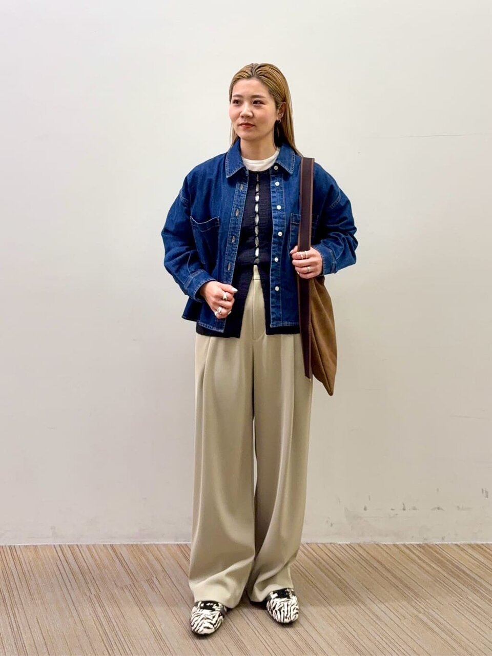 デニムシャツとストレートパンツの50代春コーデ