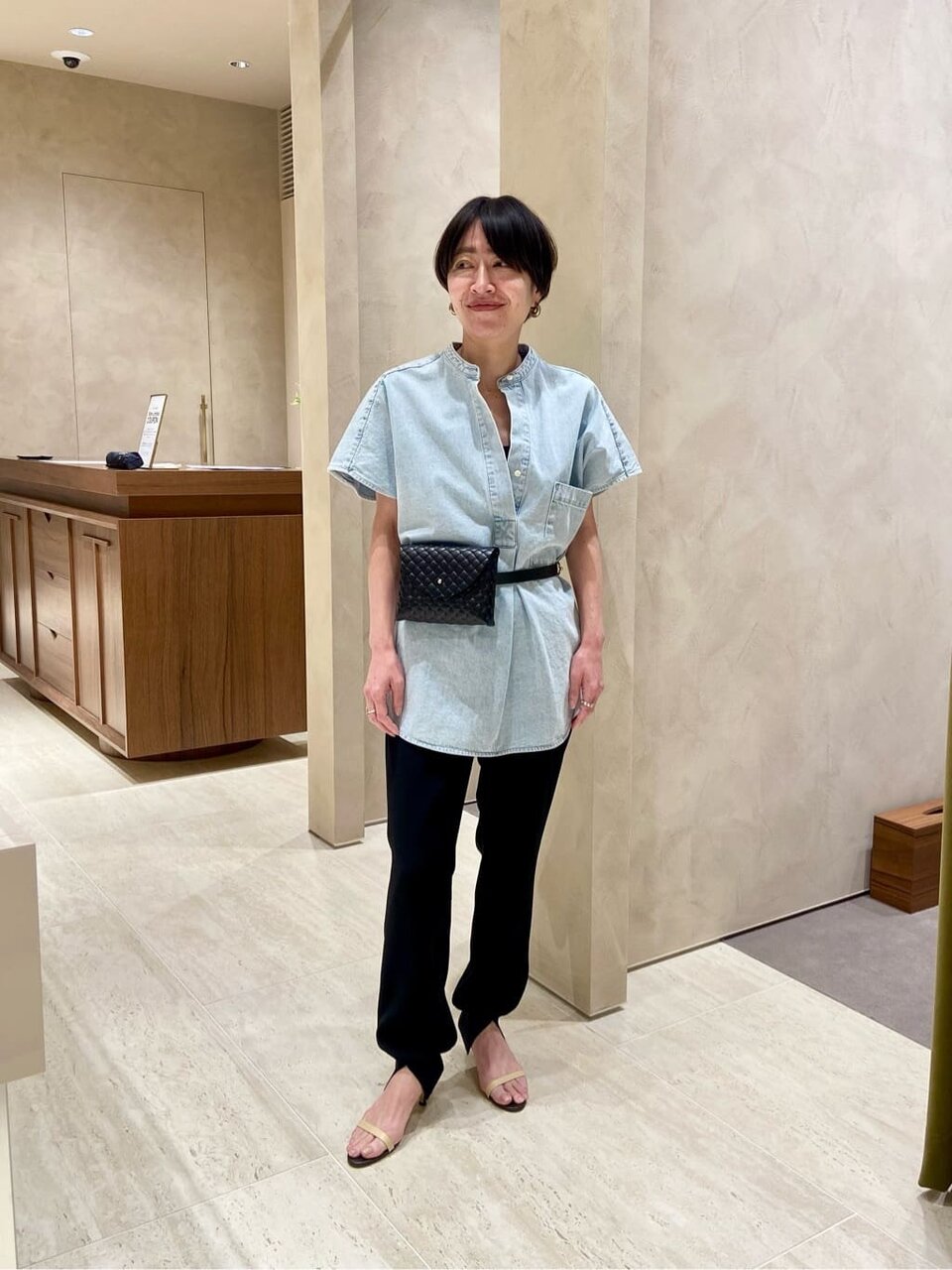 デニムシャツとジョガーパンツの50代夏コーデ