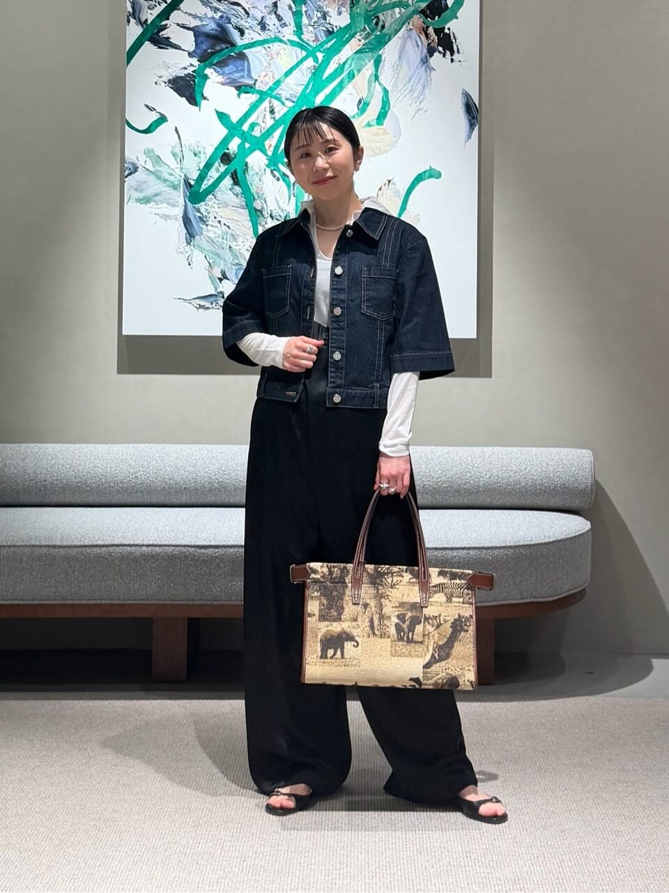 デニムシャツとワイドパンツの40代春コーデ