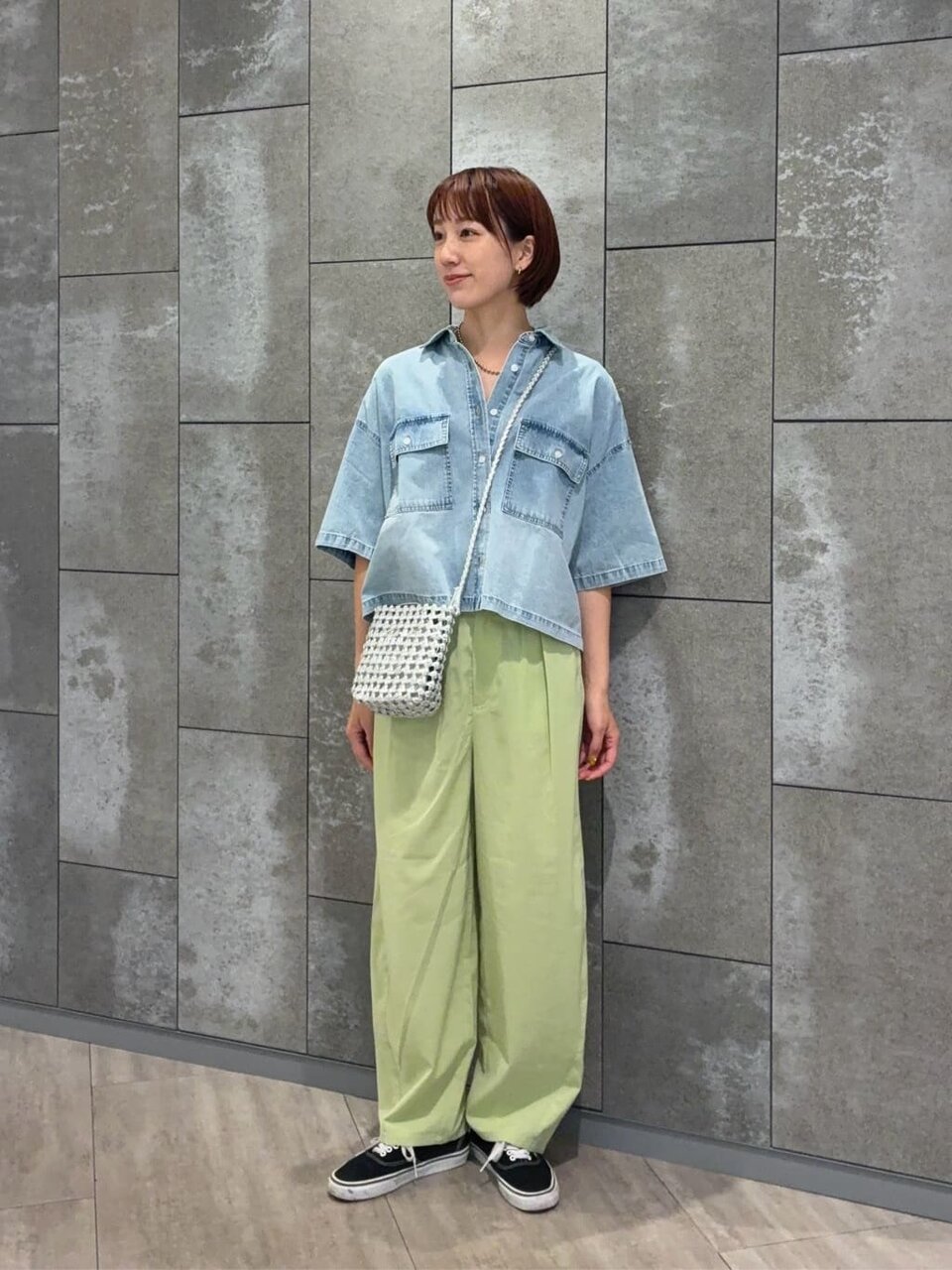 デニムシャツとバレルパンツの40代夏コーデ