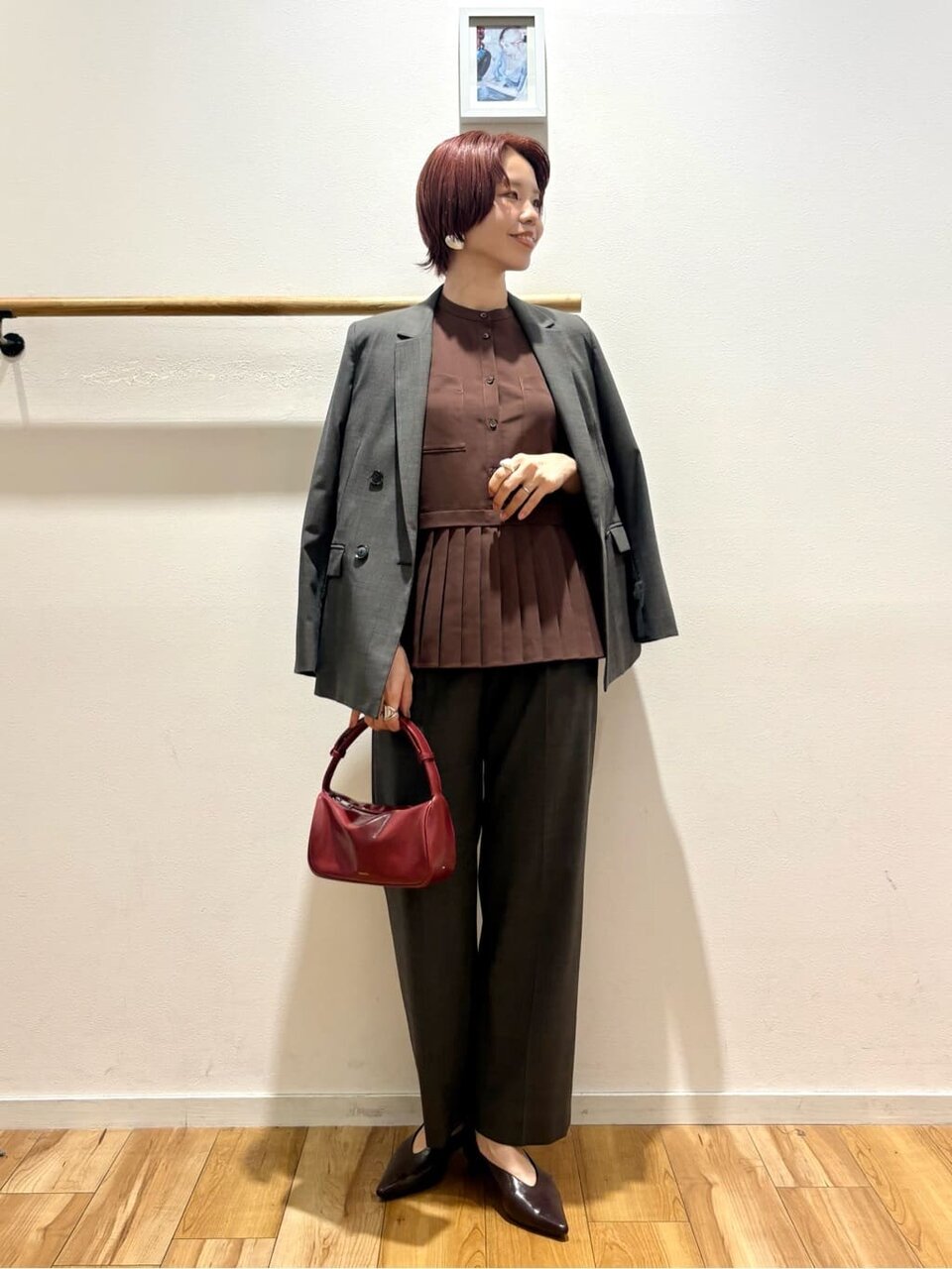 ジャケットとストレートパンツの秋オフィスカジュアルコーデ