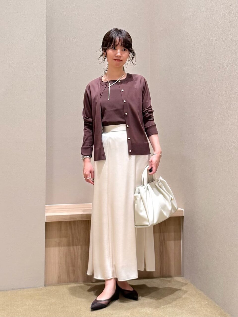 カーディガンとスカートの秋オフィスカジュアルコーデ