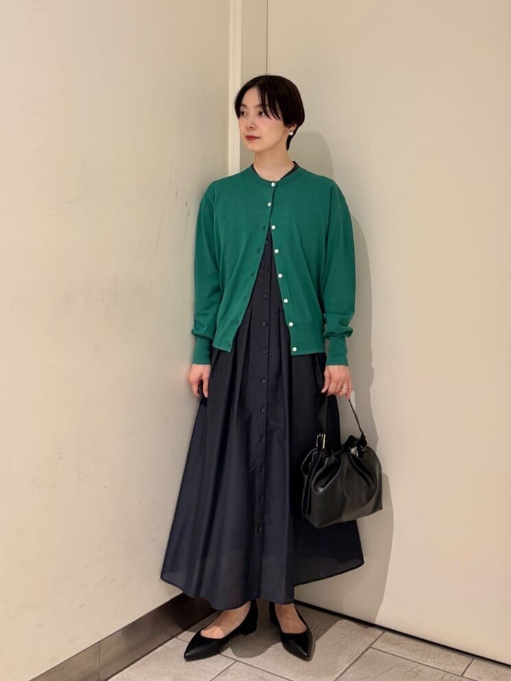 カーディガンとワンピースの秋オフィスカジュアルコーデ