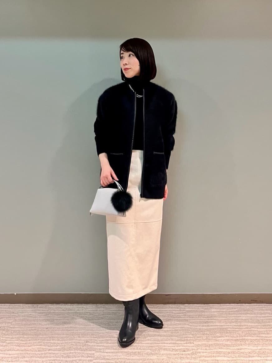 カーディガンとタイトスカートの秋オフィスカジュアルコーデ