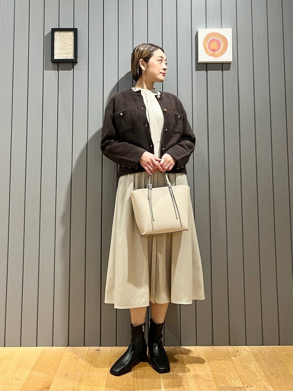 ワンピースとカーディガンの秋オフィスカジュアルコーデ