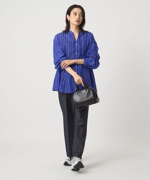 きれいめカジュアルスタイルの女性