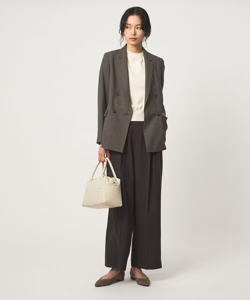 秋らしいオフィスカジュアルコーデの女性