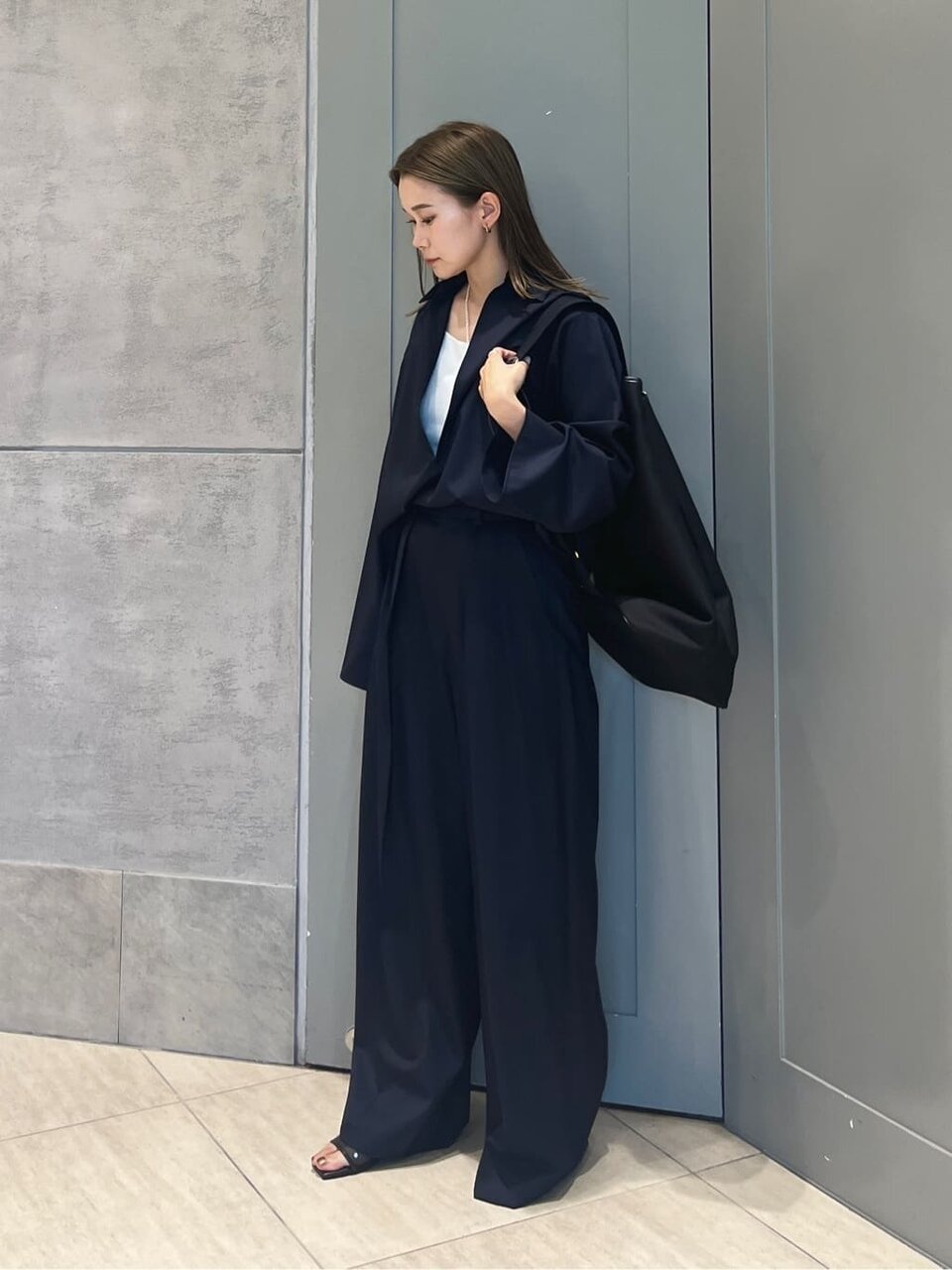 シャツセットアップを着た女性