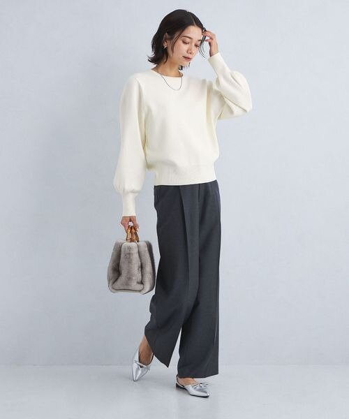 白ニットと黒のパンツのコーデ