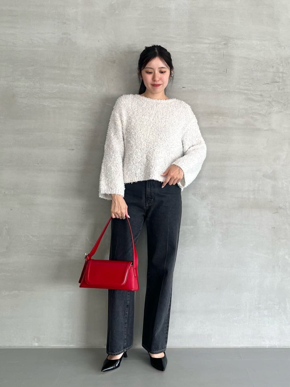 白ニットとデニムパンツのコーデ
