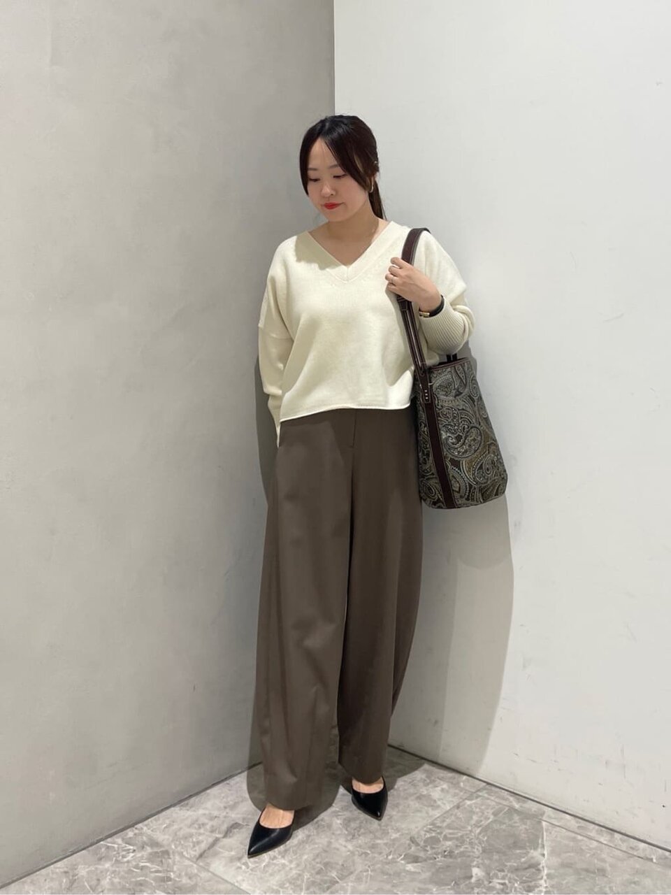 白ニットとパンツのコーデ