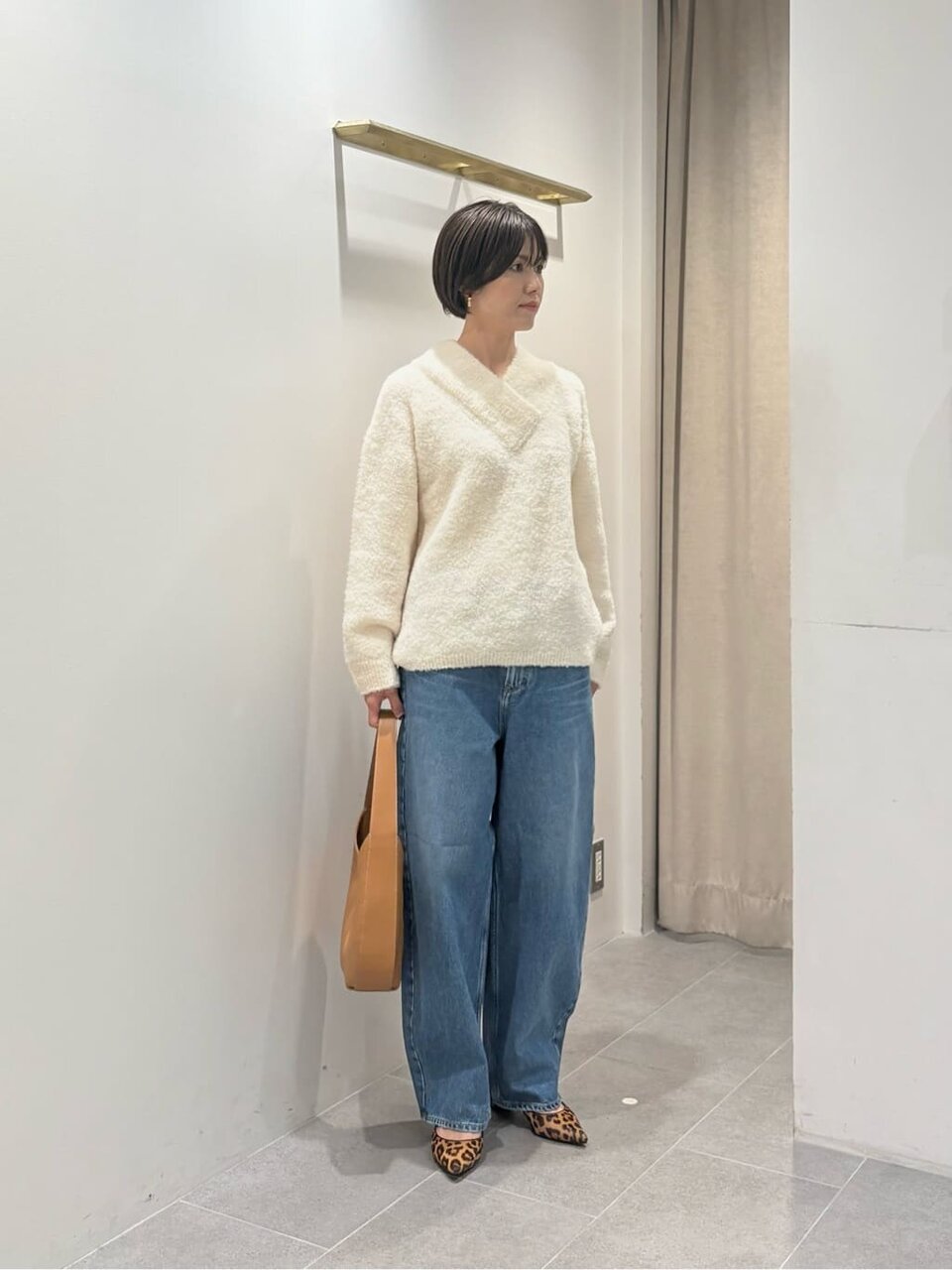 白ニットとデニムパンツのコーデ